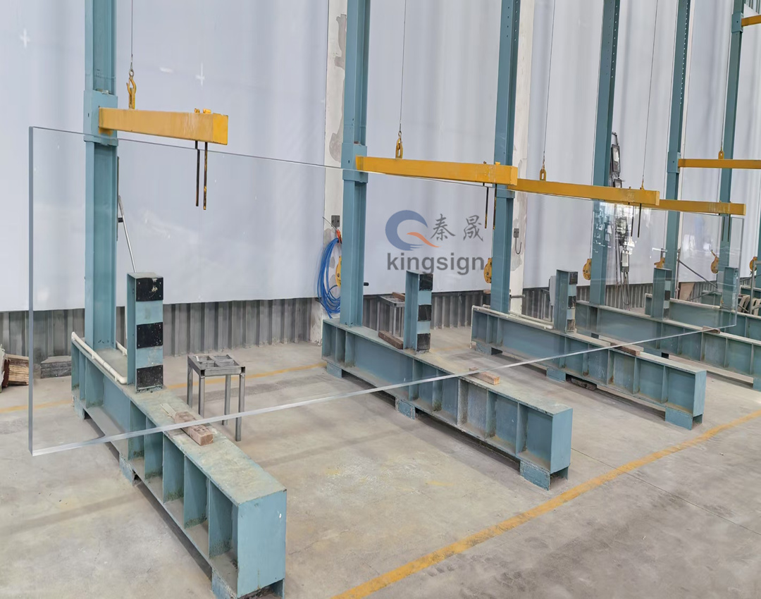 Mi a különbség a plexi és edzett üveg között